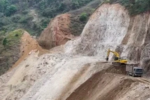 Sạt lở đất đá trên công trường thi công, hai công nhân bị vùi lấp tử vong