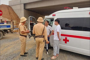 Xử phạt tài xế lái xe cứu thương không có Giấy phép lái xe