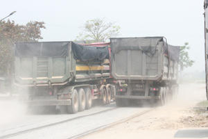 Xe tải chở cát "tung hoành", Quốc lộ 7B ở Nghệ An hư hỏng, xuống cấp Xe tải chở cát "tung hoành", Quốc lộ 7B ở Nghệ An hư hỏng, xuống cấp