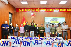 Tặng quà cho hộ nghèo, người yếu thế ở xã vùng biên Tuy Đức