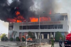 Cháy lớn nhà 3 tầng trưng bày đồ gỗ ở Hà Tĩnh