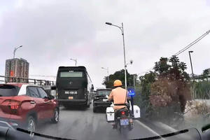 Cảnh sát giao thông Hà Nội mở đường đưa nạn nhân tai nạn lao động đi cấp cứu kịp thời Cảnh sát giao thông Hà Nội mở đường đưa nạn nhân tai nạn lao động đi cấp cứu kịp thời