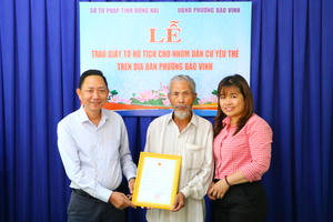 Cụ ông 77 tuổi lần đầu nhận giấy khai sinh