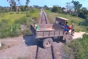 Cố ý vượt đường sắt bằng công nông, 3 ông cháu thương vong 