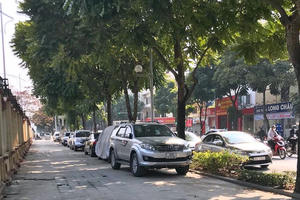 Hà Nội nghiên cứu phương án cho phép đỗ xe có điều kiện trên vỉa hè