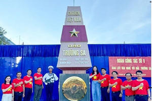 Đoàn đại biểu tỉnh Ninh Bình thăm, tặng quà tại Quần đảo Trường Sa