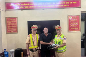 CSGT Quảng Ninh trao trả tài sản cho du khách Australia đánh rơi