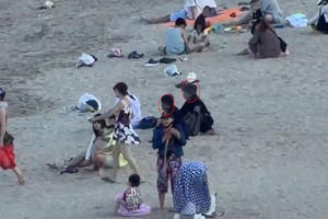 Triệt phá nhóm chuyên dàn cảnh trộm đồ của du khách tại bãi biển Nha Trang Triệt phá nhóm chuyên dàn cảnh trộm đồ của du khách tại bãi biển Nha Trang