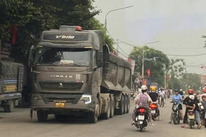 Bất an trước cảnh hàng loạt xe tải trọng lớn chạy trên đường vào giờ học sinh đến trường ở Phú Thọ