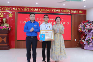 Trao và truy tặng Huy hiệu “Tuổi trẻ dũng cảm” cho hai bạn trẻ cứu người giữa sóng dữ