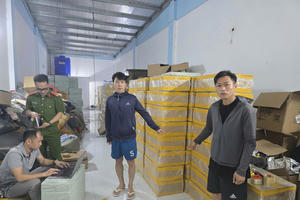Phát hiện kho thuốc lá lậu “khủng” hơn 172.000 bao ở Bắc Ninh, 2 đối tượng bị khởi tố Phát hiện kho thuốc lá lậu “khủng” hơn 172.000 bao ở Bắc Ninh, 2 đối tượng bị khởi tố