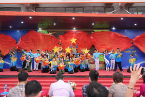 Mưa đỏ gây xúc động mạnh tại Ngày hội sách ở THCS Trần Duy Hưng