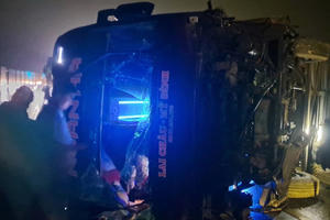 Xe khách lật nhào trên cao tốc Nội Bài-Lào Cai, 5 người bị thương