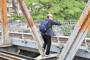 Bất chấp nguy hiểm, nhiều người vẫn vượt rào chắn qua cầu Long Biên đang thi công