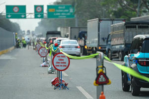 Rào chắn và phân luồng giao thông phục vụ thi công tuyến metro số 5 đoạn Văn Cao - Nguyễn Chí Thanh