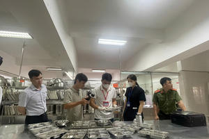 Siết chặt an toàn thực phẩm học đường: Đột xuất kiểm tra bếp ăn Trường THCS Nghĩa Tân từ rạng sáng 
