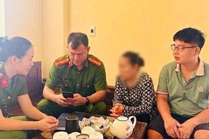 Suýt mất 5.000 USD vì “quà tình cảm” trên mạng Suýt mất 5.000 USD vì “quà tình cảm” trên mạng