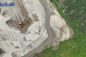 Tập kết cát sỏi trên đất nông nghiệp, xe tải vào "ăn hàng" cày nát đường dân sinh tại xã Khánh Hòa