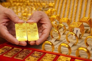 Giá vàng ngày 28/4: Vàng thế giới đi xuống, vàng miếng SJC giảm 300.000 đồng/lượng