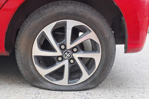 Xác minh thông tin xe ô tô bị chọc thủng 3 lốp tại khu chung cư ở Hà Nội