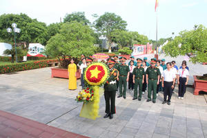 Quân khu 5 dâng hương tưởng niệm tại các di tích lịch sử và địa chỉ đỏ ở Quảng Ngãi