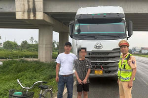 Đạp xe nhầm vào cao tốc, thiếu niên được CSGT hỗ trợ kịp thời