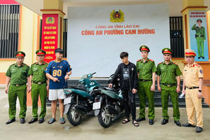 Nhóm thanh niên quay clip “biểu diễn” lái xe bằng chân bị công an triệu tập