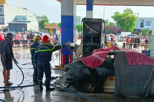 Vụ ô tô bốc cháy dữ dội khi đang đổ xăng: Tài xế khai lý do không mở cửa giải cứu 2 nạn nhân