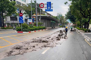 Cắt thành thùng xe tải làm rơi vãi bùn đất trên đường Láng Hạ Cắt thành thùng xe tải làm rơi vãi bùn đất trên đường Láng Hạ
