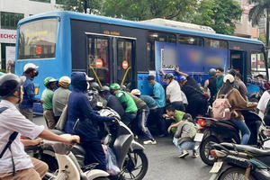 Kịp thời cứu nạn người phụ nữ bị mắc kẹt dưới gầm xe buýt sau va chạm giao thông Kịp thời cứu nạn người phụ nữ bị mắc kẹt dưới gầm xe buýt sau va chạm giao thông