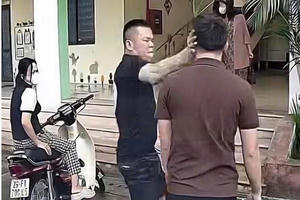 Làm rõ người đàn ông dùng tay tát lái xe ô tô tại sân trường mầm non 