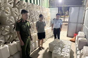 Xử phạt cơ sở kinh doanh và tiêu hủy 400 lít rượu không rõ nguồn gốc