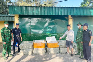 Chặn bè mảng vận chuyển gần 1 tấn nầm lợn đông lạnh nghi nhập lậu qua cửa sông Bắc Luân Chặn bè mảng vận chuyển gần 1 tấn nầm lợn đông lạnh nghi nhập lậu qua cửa sông Bắc Luân