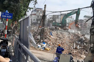 Khung cảnh phá dỡ chưa từng có trên phố Vạn Kiếp để xây cầu Trần Hưng Đạo