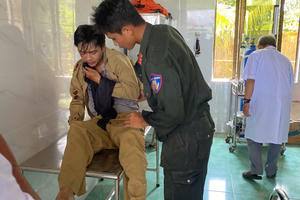Cán bộ Cảnh sát cơ động kịp thời cứu người bị tai nạn lao động Cán bộ Cảnh sát cơ động kịp thời cứu người bị tai nạn lao động