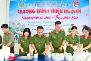 Công an phường Cẩm Phả trao hơn 300 suất quà tới bệnh nhân khó khăn. Công an phường Cẩm Phả trao hơn 300 suất quà tới bệnh nhân khó khăn.