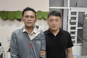 Đối tượng dùng dao chém mẹ vợ và vợ ra đầu thú sau gần 2 ngày lẩn trốn Đối tượng dùng dao chém mẹ vợ và vợ ra đầu thú sau gần 2 ngày lẩn trốn