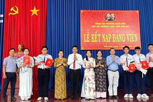 Kết nạp 04 học sinh ưu tú Trường THPT Chu Văn An vào Đảng: Hạt giống đỏ ươm mầm từ mái trường thân yêu! 
