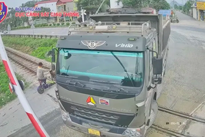 Từ 15/5, ô tô vượt rào chắn đường sắt bị phạt đến 20 triệu đồng
