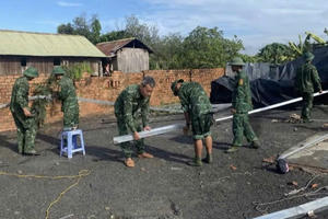 Bộ đội Biên phòng Đắk Lắk hỗ trợ người dân Buôn Đôn khắc phục hậu quả giông lốc