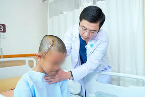 Mổ sọ tỉnh ở trẻ em 12 tuổi: Giữ lại chức năng não trong ca u vùng nguy cơ cao