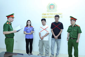 Hai người bị khởi tốt về hành vi ban 7.600 đôi giày nhái thương hiệu lớn