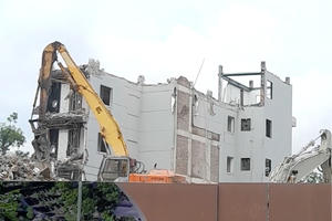 Khách sạn 9 tầng nằm trên "đất vàng" cạnh hồ Hoàn Kiếm đang phá dỡ xuống đến tầng 3