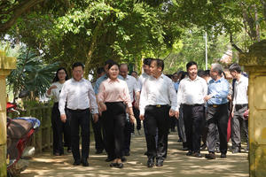 Bộ trưởng Hoàng Thanh Tùng và các lãnh đạo Bộ Tư pháp dâng hương tại Khu di tích Tuyên Quang