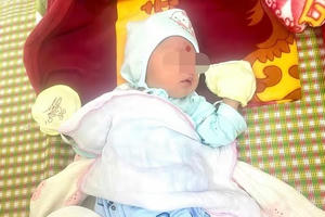 Bé trai sơ sinh bị bỏ trước cổng chùa ở Bắc Ninh, kèm thư nhờ cưu mang