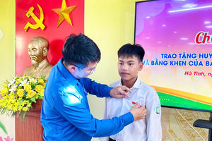 Trao Huy hiệu “Tuổi trẻ dũng cảm” cho học sinh cứu người đuối nước Trao Huy hiệu “Tuổi trẻ dũng cảm” cho học sinh cứu người đuối nước