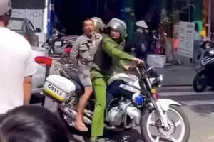 Phụ huynh cầm dao gây náo loạn Trường Tiểu học ở Gia Lai: Nhà trường báo cáo không có thương tích, đối tượng có dấu hiệu bệnh tâm thần