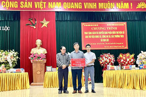 Trao tặng 4.000 đầu sách và thư viện điện tử cho học sinh, cán bộ, Nhân dân xã Vạn Lộc
Trao tặng 4.000 đầu sách và thư viện điện tử cho học sinh, cán bộ, Nhân dân xã Vạn Lộc