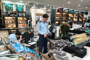 Điểm tin Pháp luật Plus 02/06: Chặn hơn 2.000 gian hàng thương mại điện tử có dấu hiệu bán hàng giả Điểm tin Pháp luật Plus 02/06: Chặn hơn 2.000 gian hàng thương mại điện tử có dấu hiệu bán hàng giả