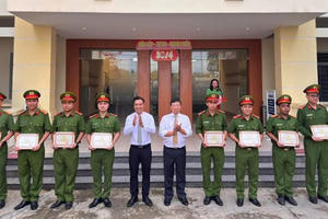 Xã Tân Vĩnh Lộc khen thưởng tập thể, cá nhân có thành tích xuất sắc trong bảo đảm an ninh trật tự